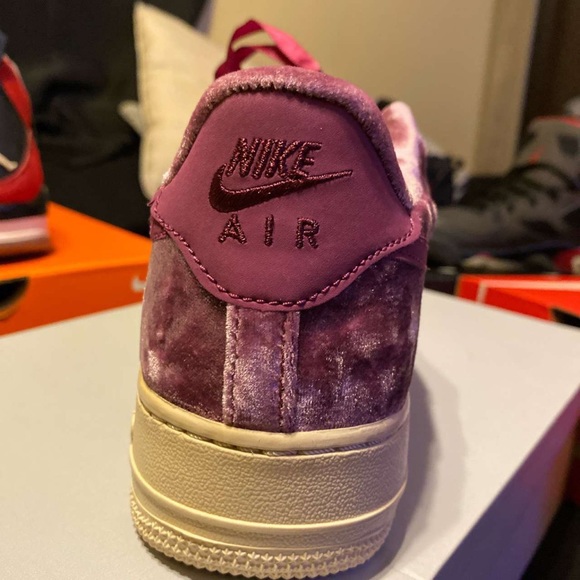 Woman's Air force 1's - Picture 3 of 3